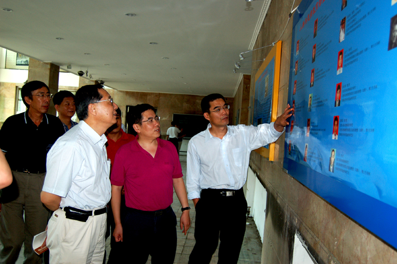 2008.7.25国家自然基金委副主任沈岩院士来实验室参观指导